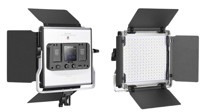 Zwei professionelle LED-Videoleuchten mit einstellbaren Flügeln, eine mit Sicht auf Steuerelemente und Anzeige, die andere mit sichtbaren LED-Leuchten.